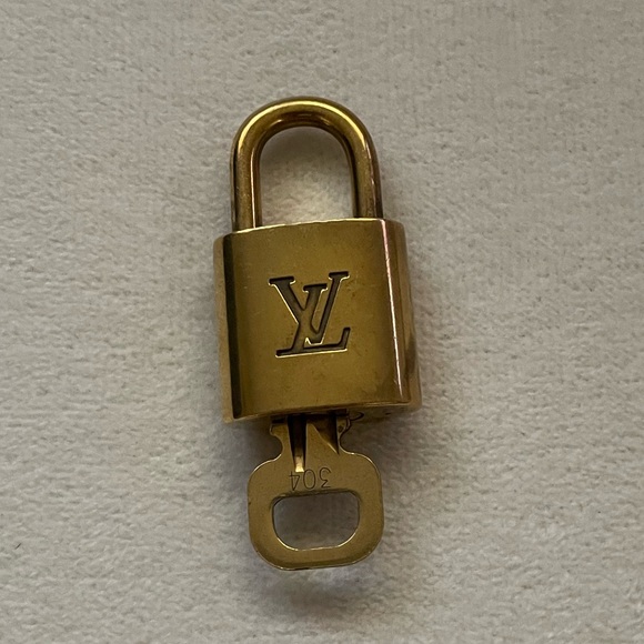Authentic Louis Vuitton Padlock With Key #304 Gold Finished - Picture 9 of 9